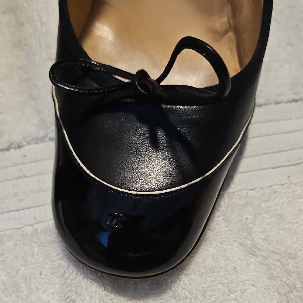 CHANEL Black Leather Ballet Flats with Contrast Trim and Bow - Picture 8 of 13